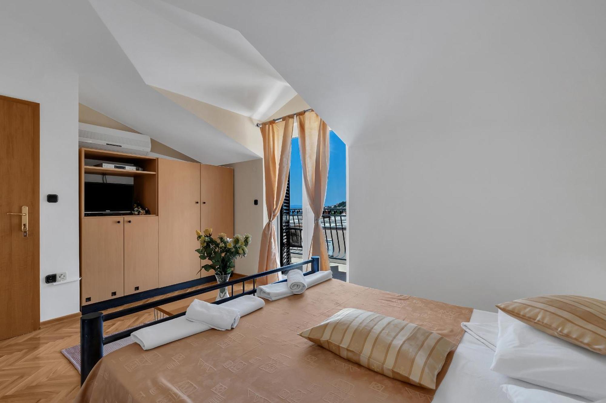Apartments And Rooms With Parking Space Duce, Omis - 10303 Rum bild